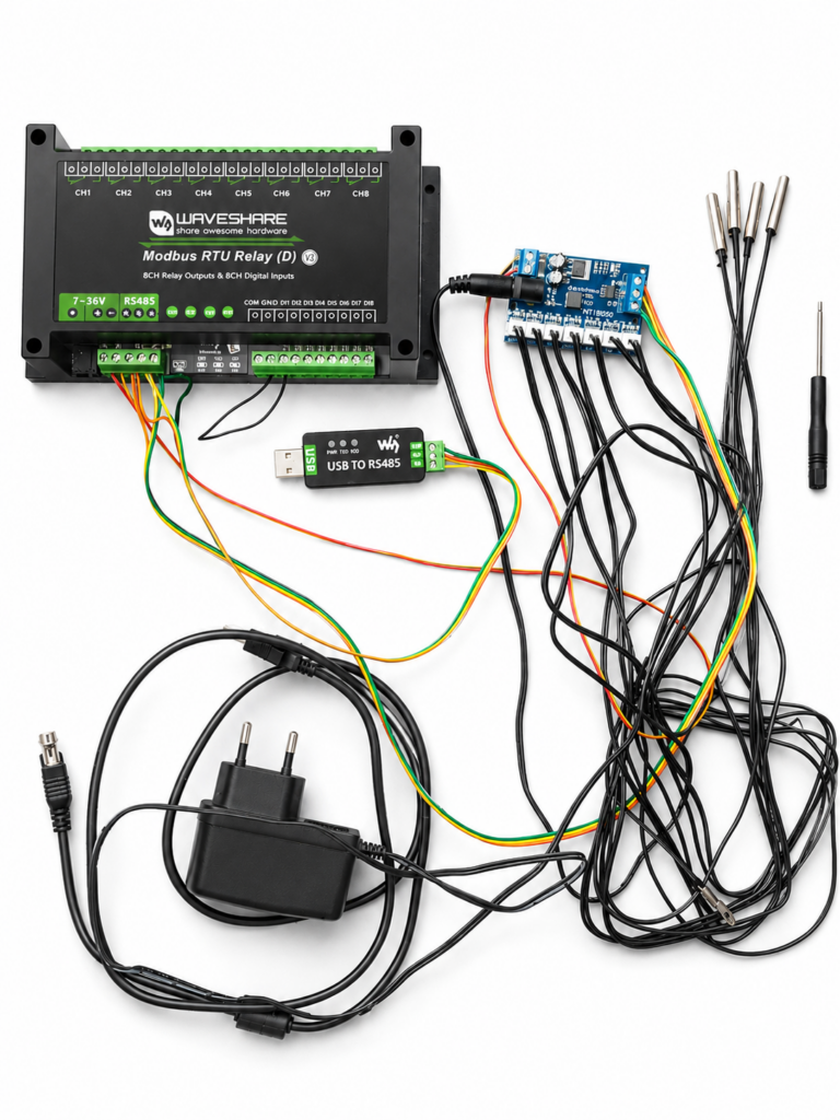 Ukázková sestava MCS s Modbus RTU modulem, teplotními čidly NTC, USB/RS485 převodníkem a napájecím zdrojem pro monitoring a řízení technologií.